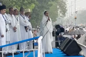 Kolkata Eid Photos: ईद की नमाज़ में रेड रोड पहुंचीं मुख्यमंत्री ममता बनर्जी, नमाज़ियों को दी ईद की मुबारकबाद;