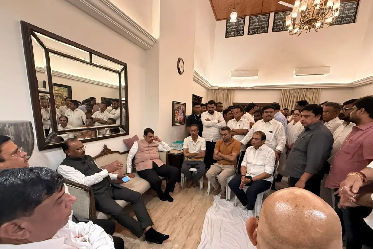 Nagpur News: दत्ताभाऊ मेघे के निधन पर CM फडणवीस की श्रद्धांजलि - विदर्भ ने खोया एक महान दानवीर 12 Datta Meghe death tribute Devendra Fadnavis Vidarbha: मुख्यमंत्री देवेंद्र फडणवीस ने वरिष्ठ नेता दत्ताभाऊ मेघे को श्रद्धांजलि दी, उन्हें विदर्भ का महान दानवीर और जननेता बताया।