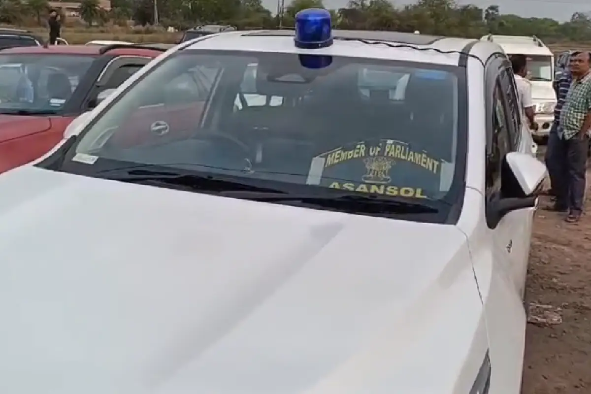 West Bengal News: आसनसोल सांसद शत्रुघ्न सिन्हा पर नीली बत्ती विवाद, जामुड़िया में चुनाव आचार संहिता उल्लंघन का आरोप 12 Shatrughan Sinha blue light car election code violation Jamuria: जामुड़िया विधानसभा में प्रचार के दौरान नीली बत्ती वाली गाड़ी में पहुंचे TMC सांसद शत्रुघ्न सिन्हा पर आचार संहिता उल्लंघन का आरोप।