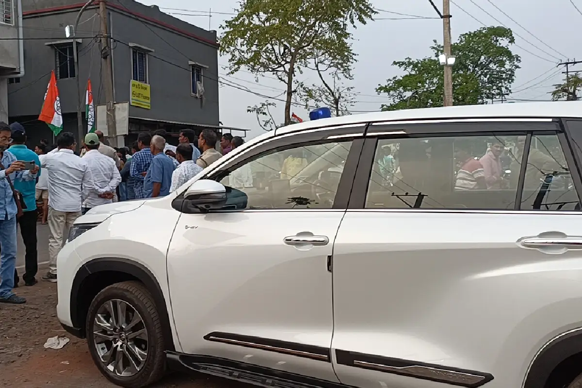 West Bengal News: आसनसोल सांसद शत्रुघ्न सिन्हा पर नीली बत्ती विवाद, जामुड़िया में चुनाव आचार संहिता उल्लंघन का आरोप 13 Shatrughan Sinha blue light car election code violation Jamuria: जामुड़िया विधानसभा में प्रचार के दौरान नीली बत्ती वाली गाड़ी में पहुंचे TMC सांसद शत्रुघ्न सिन्हा पर आचार संहिता उल्लंघन का आरोप।