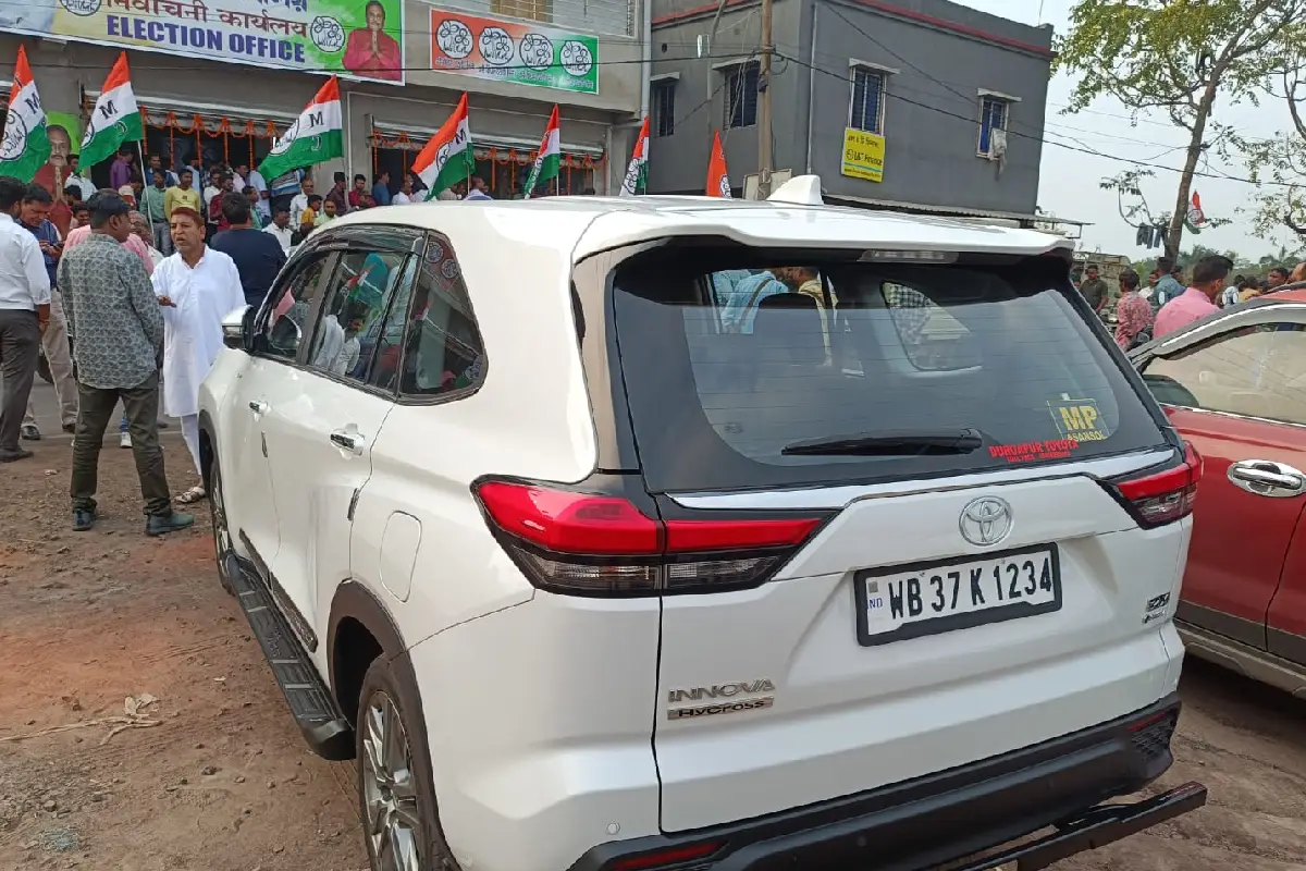 West Bengal News: आसनसोल सांसद शत्रुघ्न सिन्हा पर नीली बत्ती विवाद, जामुड़िया में चुनाव आचार संहिता उल्लंघन का आरोप 14 Shatrughan Sinha blue light car election code violation Jamuria: जामुड़िया विधानसभा में प्रचार के दौरान नीली बत्ती वाली गाड़ी में पहुंचे TMC सांसद शत्रुघ्न सिन्हा पर आचार संहिता उल्लंघन का आरोप।