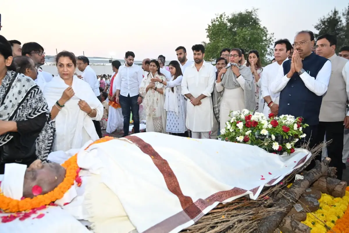 Datta Meghe funeral Pawnar state honors: पूर्व सांसद दत्ता मेघे का पवनार, वर्धा में राजकीय सम्मान के साथ अंतिम संस्कार। मुख्यमंत्री फडणवीस व केंद्रीय मंत्री गडकरी सहित कई नेता उपस्थित रहे।