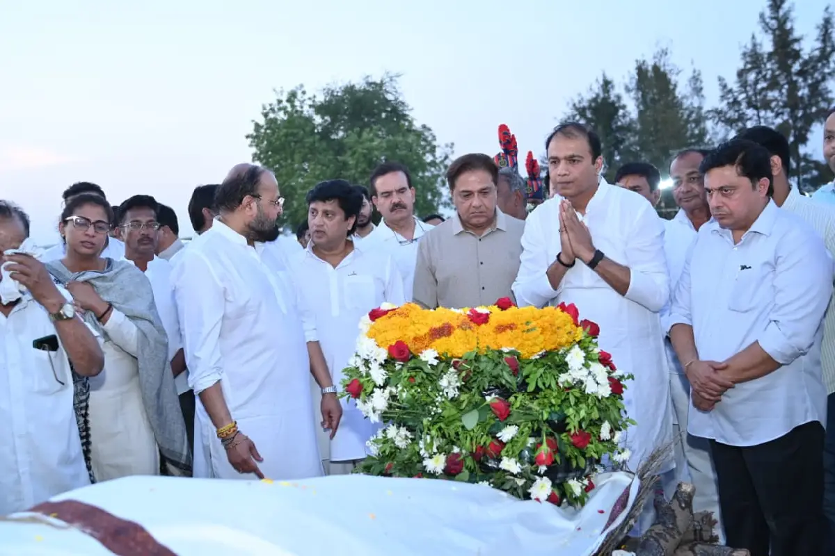 Datta Meghe funeral Pawnar state honors: पूर्व सांसद दत्ता मेघे का पवनार, वर्धा में राजकीय सम्मान के साथ अंतिम संस्कार। मुख्यमंत्री फडणवीस व केंद्रीय मंत्री गडकरी सहित कई नेता उपस्थित रहे।