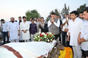 Datta Meghe funeral: पूर्व सांसद दत्ता मेघे का पवनार में राजकीय सम्मान के साथ अंतिम संस्कार, मुख्यमंत्री फडणवीस ने दी श्रद्धांजलि