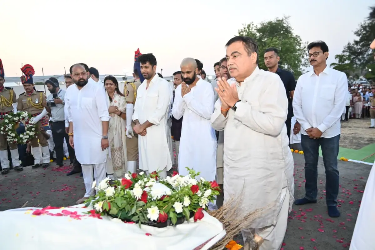 Datta Meghe funeral Pawnar state honors: पूर्व सांसद दत्ता मेघे का पवनार, वर्धा में राजकीय सम्मान के साथ अंतिम संस्कार। मुख्यमंत्री फडणवीस व केंद्रीय मंत्री गडकरी सहित कई नेता उपस्थित रहे।