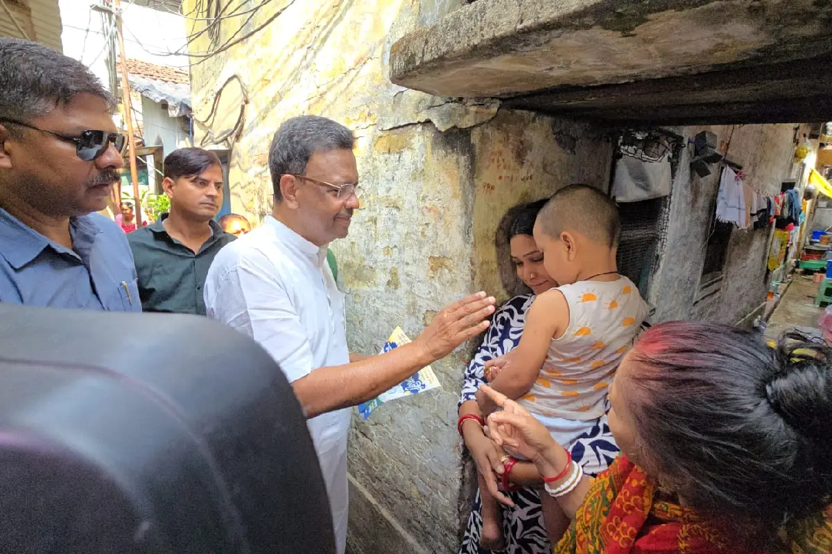 Firhad Hakim Bhabanipur election campaign: फिरहाद हाकिम ने भवानीपुर में घर-घर जाकर ममता बंदोपाध्याय के लिए प्रचार किया, चुनाव आयोग पर लगाए गंभीर आरोप।