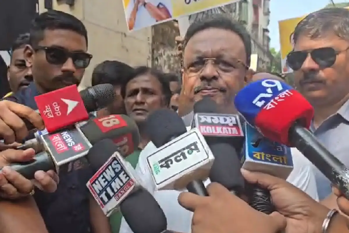Firhad Hakim Bhabanipur election campaign: फिरहाद हाकिम ने भवानीपुर में घर-घर जाकर ममता बंदोपाध्याय के लिए प्रचार किया, चुनाव आयोग पर लगाए गंभीर आरोप।