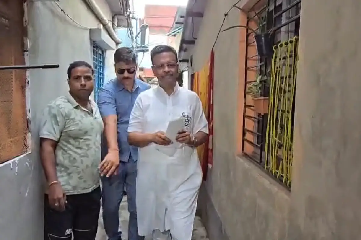 Firhad Hakim Bhabanipur election campaign: फिरहाद हाकिम ने भवानीपुर में घर-घर जाकर ममता बंदोपाध्याय के लिए प्रचार किया, चुनाव आयोग पर लगाए गंभीर आरोप।