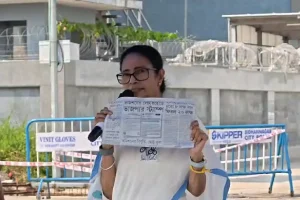 उत्तर बंगाल रवाना हुईं मुख्यमंत्री ममता बनर्जी, चुनाव आयोग पर लगाए गंभीर आरोप – बोलीं ‘आयोग निष्पक्ष नहीं’