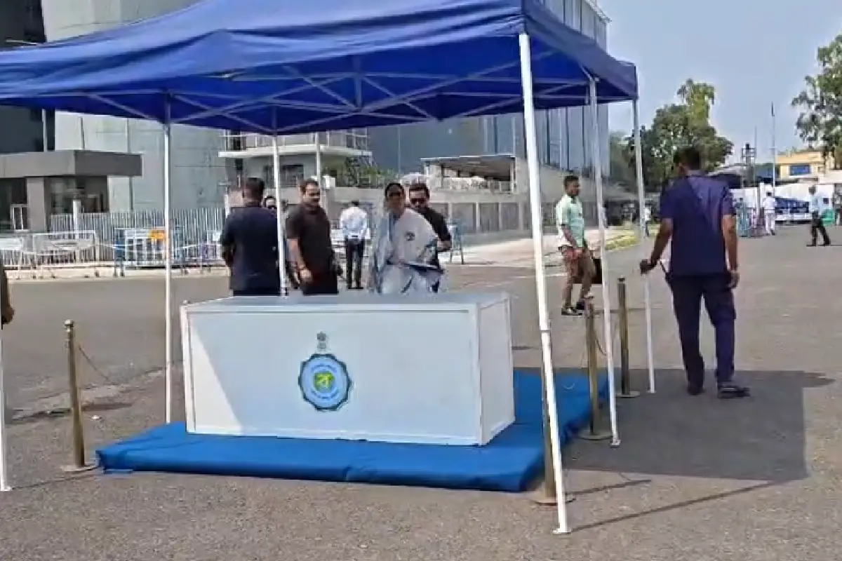 Mamata Banerjee North Bengal election campaign: मुख्यमंत्री ममता बनर्जी कोलकाता एयरपोर्ट से उत्तर बंगाल प्रचार पर निकलीं, चुनाव आयोग पर निष्पक्षता पर सवाल उठाए और मध्यरात्रि की वोटर लिस्ट पर हमला बोला।