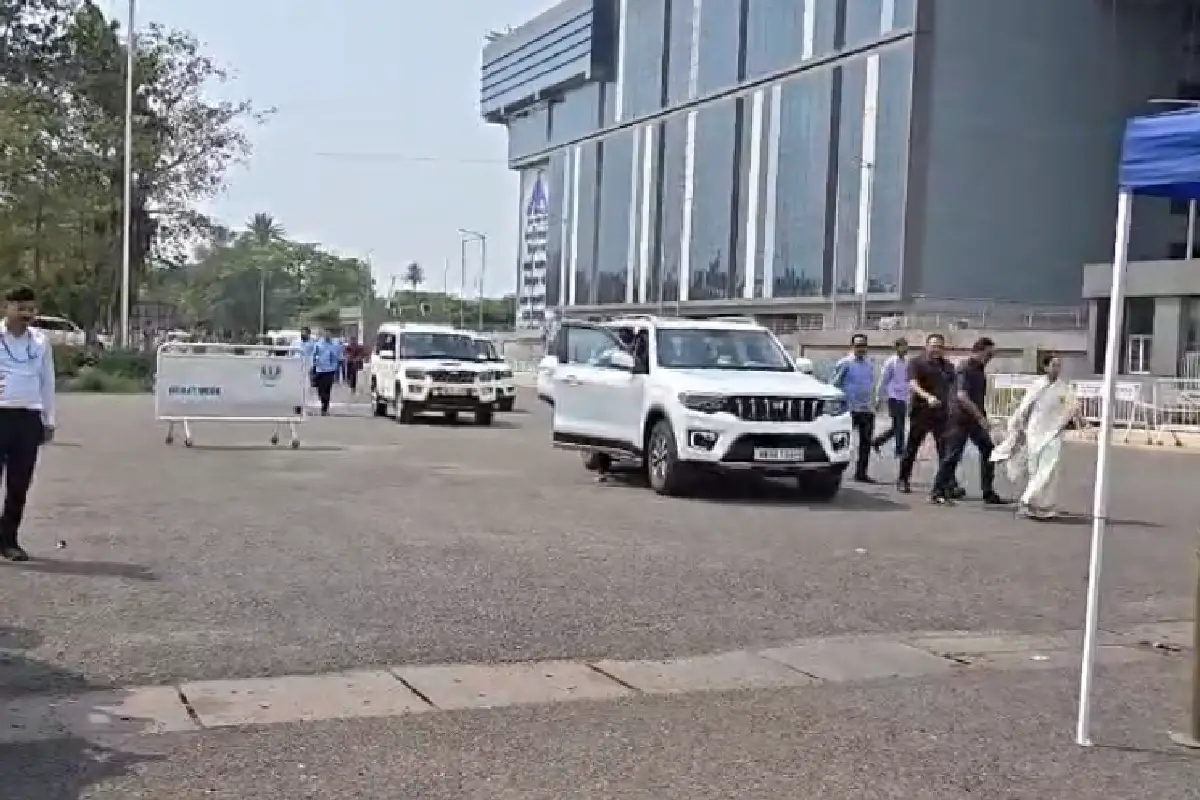 Mamata Banerjee North Bengal election campaign: मुख्यमंत्री ममता बनर्जी कोलकाता एयरपोर्ट से उत्तर बंगाल प्रचार पर निकलीं, चुनाव आयोग पर निष्पक्षता पर सवाल उठाए और मध्यरात्रि की वोटर लिस्ट पर हमला बोला।