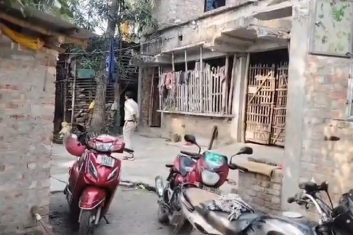 Minakhan bomb recovery West Bengal election: पश्चिम बंगाल चुनाव से पहले मिनाखां में नजीबुर मोल्ला के घर से 22 जिंदा बम बरामद, आरोपी फरार, बम स्क्वाड को सूचना।