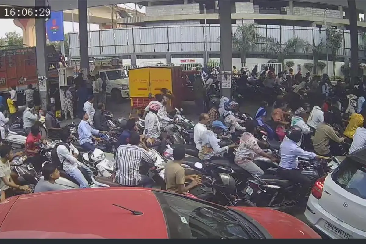 Nagpur petrol shortage rumour: नागपुर के पेट्रोल पंपों पर भारी भीड़, आपूर्ति बंद होने की अफवाह फैली। कलेक्टर विपिन ने कहा - पेट्रोल की कोई कमी नहीं है।