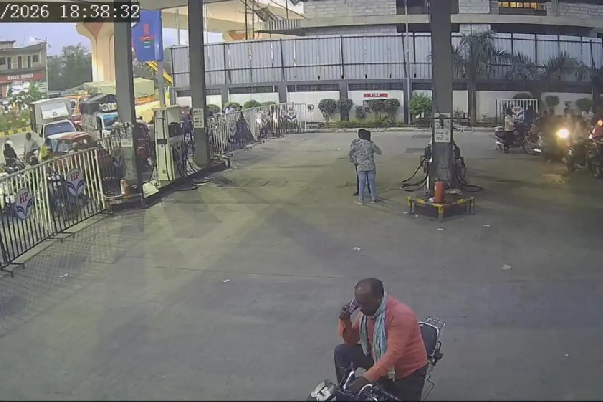 Nagpur petrol shortage rumour: नागपुर के पेट्रोल पंपों पर भारी भीड़, आपूर्ति बंद होने की अफवाह फैली। कलेक्टर विपिन ने कहा - पेट्रोल की कोई कमी नहीं है।