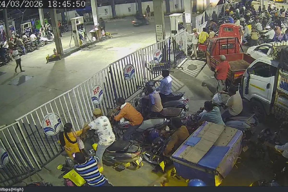 Nagpur petrol shortage rumour: नागपुर के पेट्रोल पंपों पर भारी भीड़, आपूर्ति बंद होने की अफवाह फैली। कलेक्टर विपिन ने कहा - पेट्रोल की कोई कमी नहीं है।