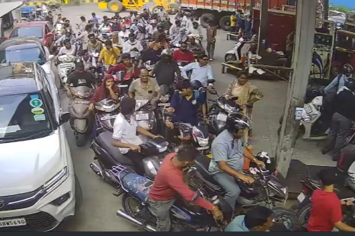 Nagpur petrol shortage rumour: नागपुर के पेट्रोल पंपों पर भारी भीड़, आपूर्ति बंद होने की अफवाह फैली। कलेक्टर विपिन ने कहा - पेट्रोल की कोई कमी नहीं है।