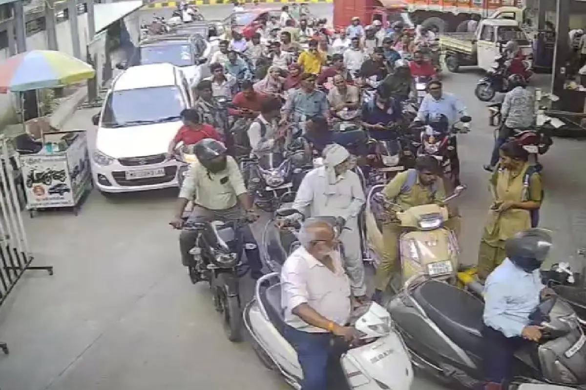 Nagpur petrol shortage rumour: नागपुर के पेट्रोल पंपों पर भारी भीड़, आपूर्ति बंद होने की अफवाह फैली। कलेक्टर विपिन ने कहा - पेट्रोल की कोई कमी नहीं है।