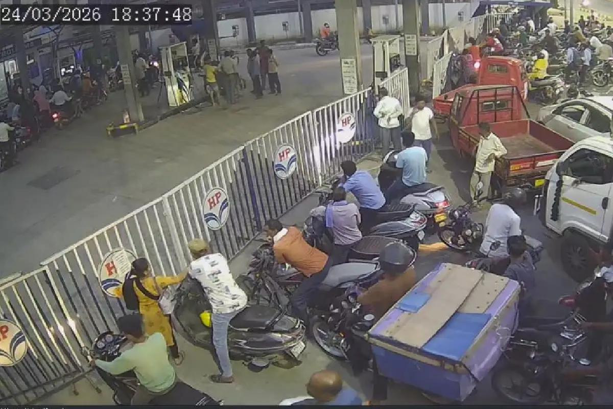 Nagpur petrol shortage rumour: नागपुर के पेट्रोल पंपों पर भारी भीड़, आपूर्ति बंद होने की अफवाह फैली। कलेक्टर विपिन ने कहा - पेट्रोल की कोई कमी नहीं है।