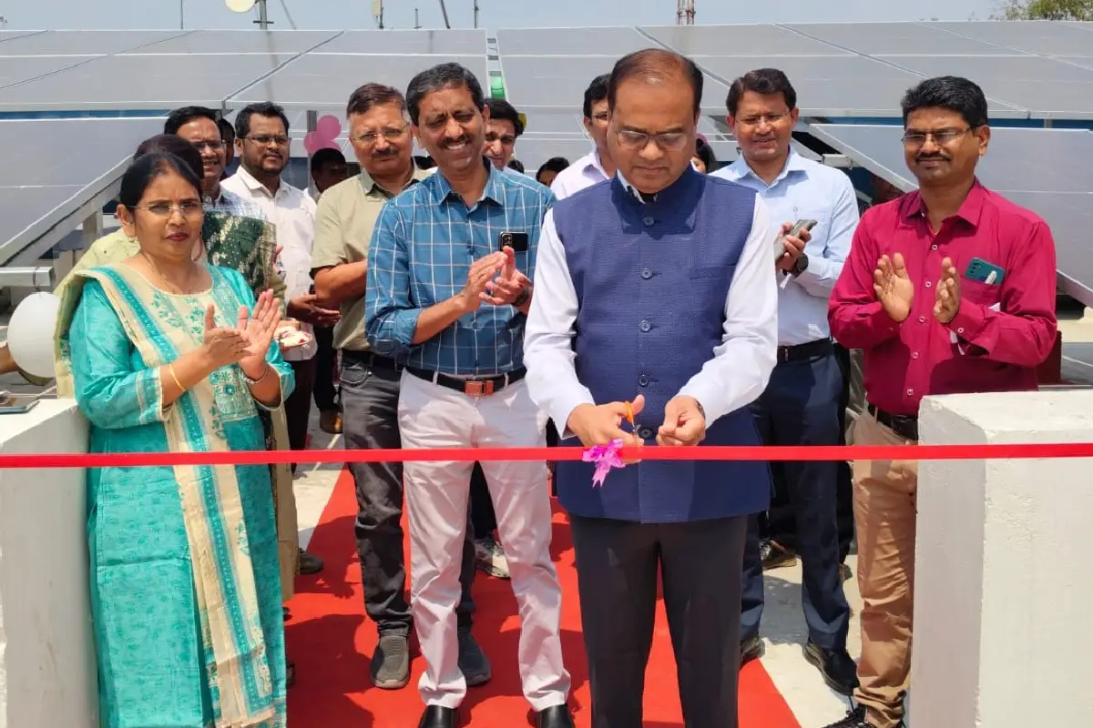 Nagpur SLDC Ambazari rooftop solar project: नागपुर के अंबाझरी SLDC में महापारेषण ने 60 किलोवाट सोलर प्रणाली शुरू की। कार्बन उत्सर्जन घटेगा, बिजली खर्च में बड़ी बचत होगी।