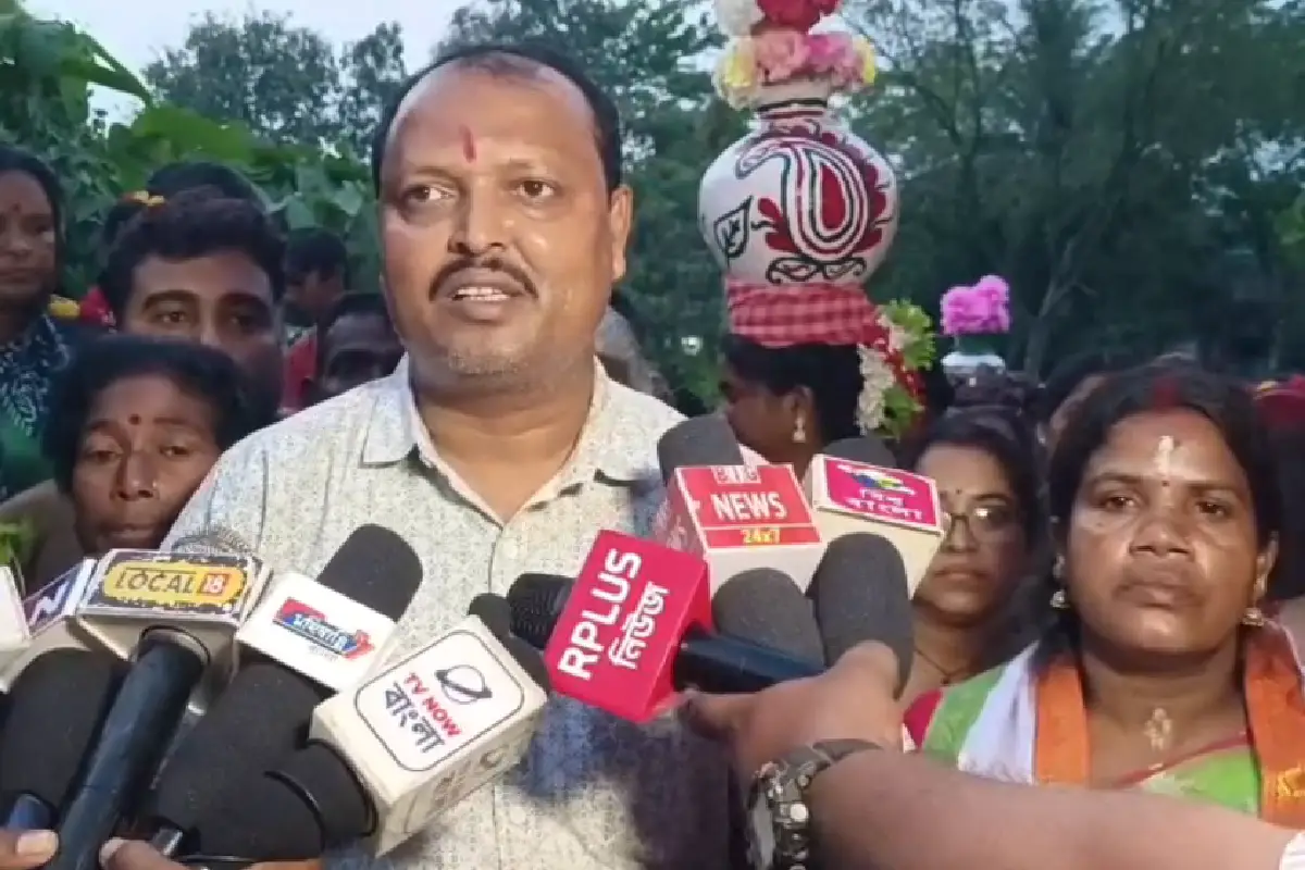 Radhanagarresidents return to TMC from BJP Jhargram: झाड़ग्राम के राधानगर में BJP में गए लोग 24 घंटे में तृणमूल में लौटे। TMC प्रत्याशी मंगल सोरेन की मौजूदगी में हुई वापसी।