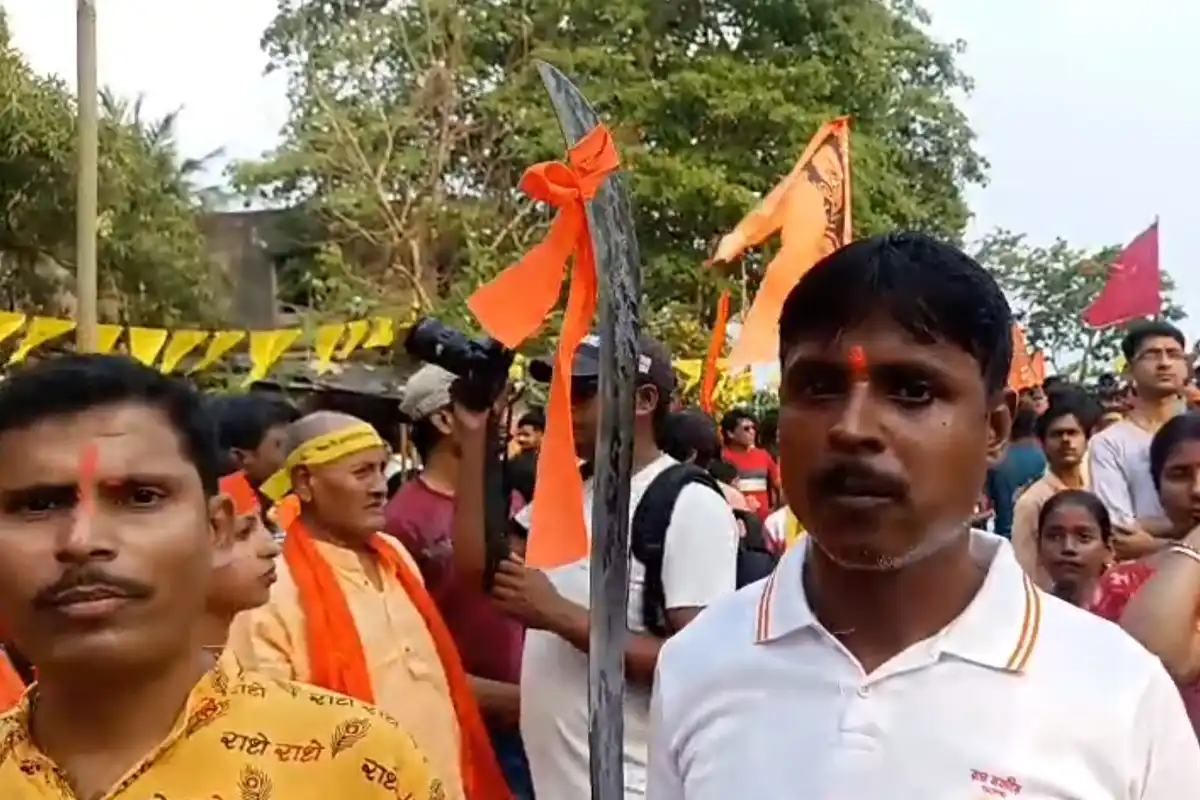 Ram Navami Shobha Yatra Sankrail Jalpaiguri: जलपाईगुड़ी के साँकराइल में राम नवमी शोभायात्रा निकली, राजगंज से मानिकपुर मंदिर तक शस्त्र लेकर चले श्रद्धालु, पुलिस तैनात।