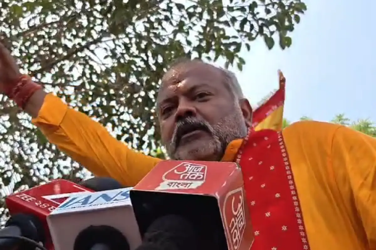 Ram Navami procession West Bengal: न्यू टाउन में राम नवमी शोभायात्रा को लेकर सुबह हुई बहस, बाद में शांतिपूर्वक निकली यात्रा 13 Ram Navami procession West Bengal: पश्चिम बंगाल के न्यू टाउन में राम नवमी शोभायात्रा के दौरान पूजा हेतु ले जाए जा रहे शस्त्र पर पुलिस ने आपत्ति जताई, समझाइश के बाद यात्रा शांतिपूर्ण रही।