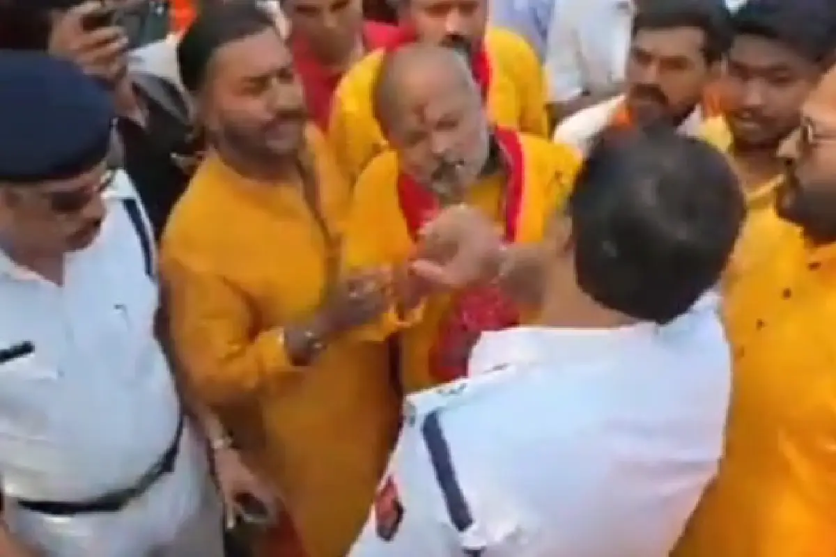 Ram Navami procession West Bengal: न्यू टाउन में राम नवमी शोभायात्रा को लेकर सुबह हुई बहस, बाद में शांतिपूर्वक निकली यात्रा 12 Ram Navami procession West Bengal: पश्चिम बंगाल के न्यू टाउन में राम नवमी शोभायात्रा के दौरान पूजा हेतु ले जाए जा रहे शस्त्र पर पुलिस ने आपत्ति जताई, समझाइश के बाद यात्रा शांतिपूर्ण रही।