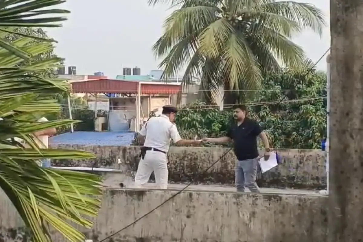 Kolkata News: मध्यरात्रि में पाटुली में गोलीबारी, छत पर हमला, तृणमूल समर्थक की हत्या 13 Patuli Jadavpur shooting TMC supporter killed Kolkata: कोलकाता के पाटुली में रात को छत पर गोलीबारी, तृणमूल समर्थक राहुल दे की मौत, एक घायल, पुलिस ने चार को गिरफ्तार किया।