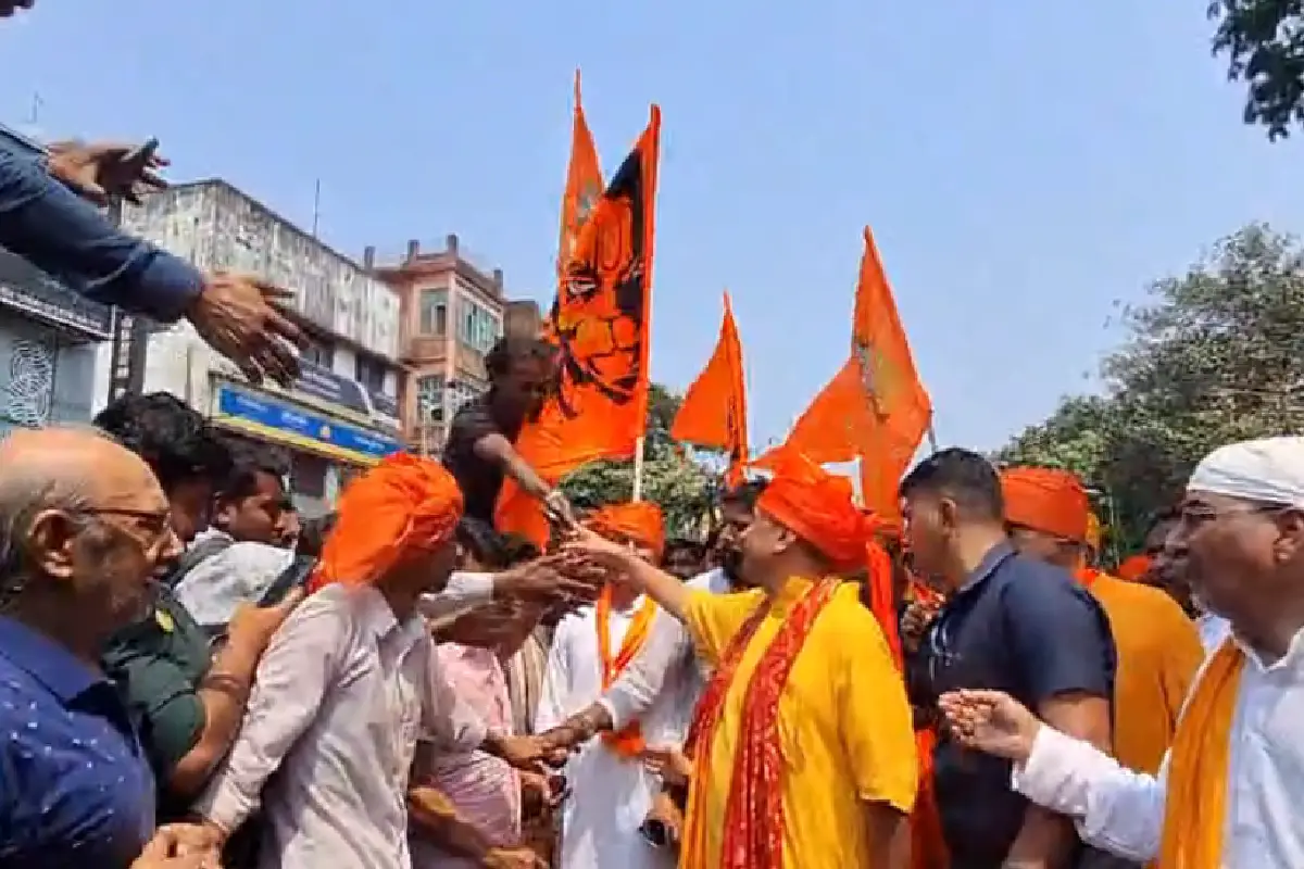 Ram Navami procession Bhowanipore Kolkata: भवानीपुर में रामनवमी शोभायात्रा में विपक्ष के नेता शुभेंदु अधिकारी शामिल। पद्मपुकुर से निकली भव्य यात्रा में महिलाओं व सनातनियों की उमड़ी भीड़।