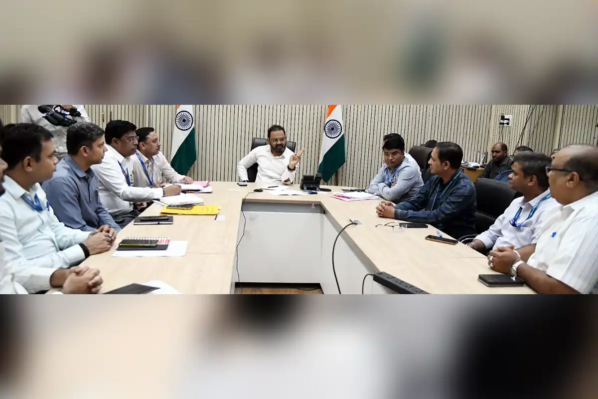 Dr Vipin Itankar On Nagpur Fuel Shortage: जरूरत से ज्यादा पेट्रोल और डीजल न खरीदें, जिलाधिकारी की अपील 12 Nagpur fuel shortage panic buying: नागपुर में पेट्रोल और डीजल की घबराहट में खरीदारी पर जिलाधिकारी की अपील