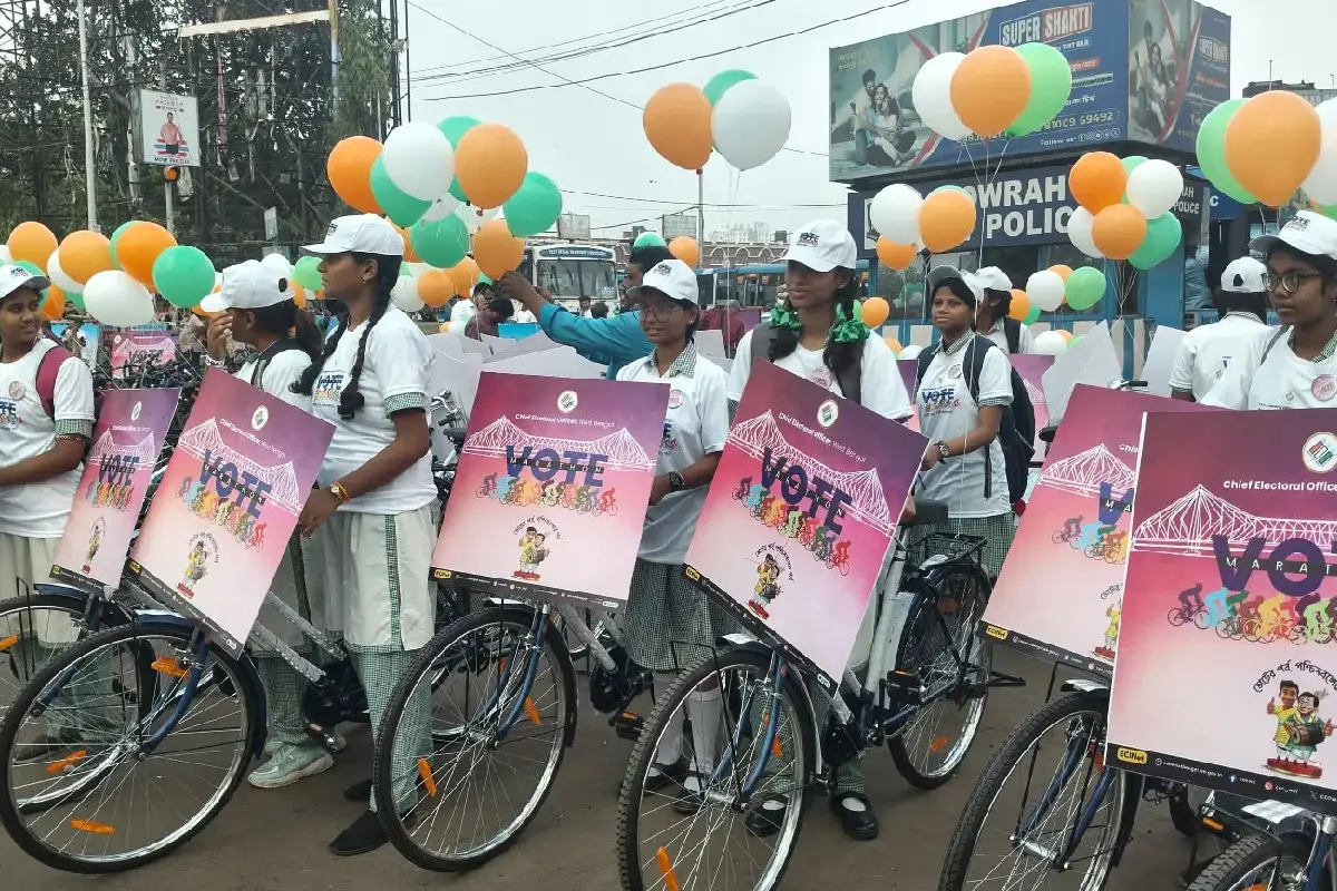 SVEEP cycle rally Howrah West Bengal voter awareness: हावड़ा में SVEEP के तहत साइकिल रैली - चुनाव आयोग ने नए व मौजूदा मतदाताओं को प्रेरित करने की पहल की। जानें पूरी खबर।