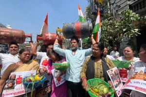 कोलकाता में LPG संकट, आधी रात से ऑटो स्टैंड पर लंबी कतारें, INTUC का सिलेंडर लेकर प्रतिबंध मार्च
