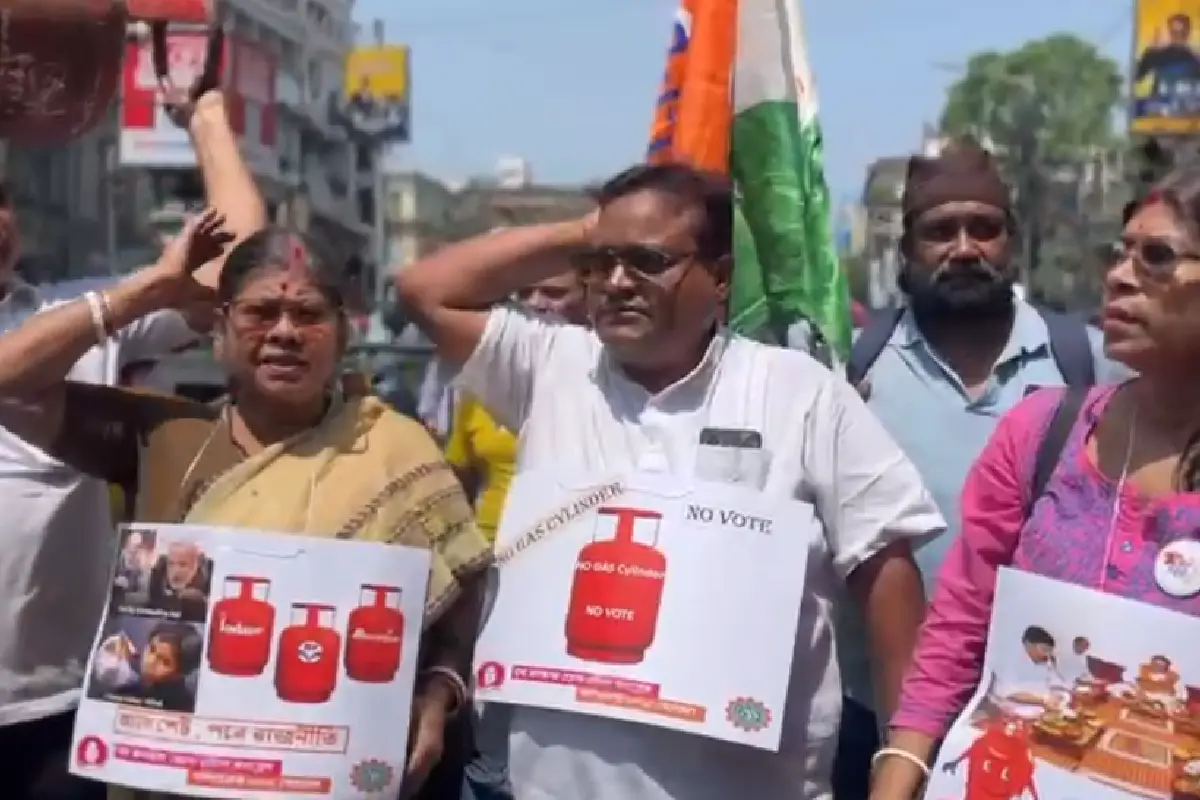कोलकाता में LPG संकट, आधी रात से ऑटो स्टैंड पर लंबी कतारें, INTUC का सिलेंडर लेकर प्रतिबंध मार्च 12 Kolkata LPG crisis auto stand queues: आधी रात से ऑटो स्टैंड पर लाइनें, INTUC का सिलेंडर लेकर BJP दफ्तर तक विरोध मार्च।