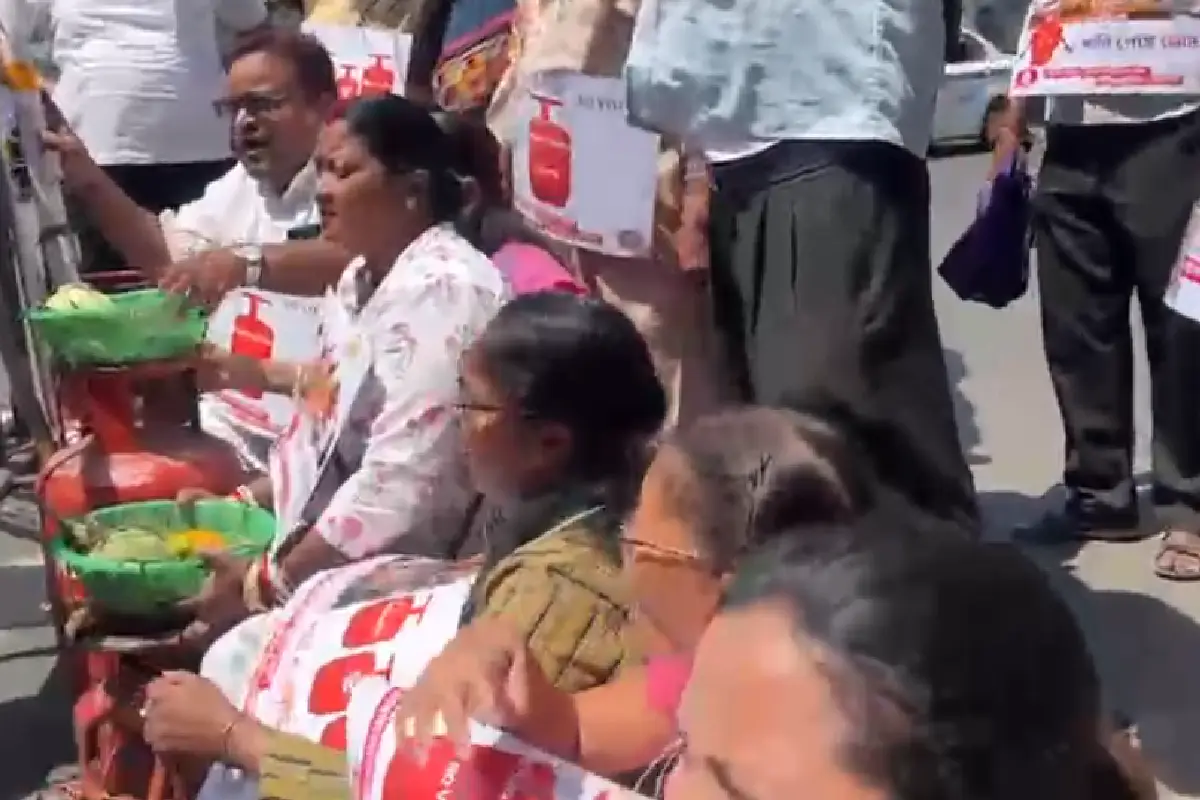 कोलकाता में LPG संकट, आधी रात से ऑटो स्टैंड पर लंबी कतारें, INTUC का सिलेंडर लेकर प्रतिबंध मार्च 15 Kolkata LPG crisis auto stand queues: आधी रात से ऑटो स्टैंड पर लाइनें, INTUC का सिलेंडर लेकर BJP दफ्तर तक विरोध मार्च।