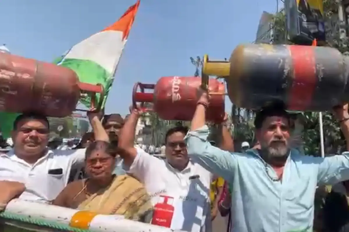 कोलकाता में LPG संकट, आधी रात से ऑटो स्टैंड पर लंबी कतारें, INTUC का सिलेंडर लेकर प्रतिबंध मार्च 13 Kolkata LPG crisis auto stand queues: आधी रात से ऑटो स्टैंड पर लाइनें, INTUC का सिलेंडर लेकर BJP दफ्तर तक विरोध मार्च।