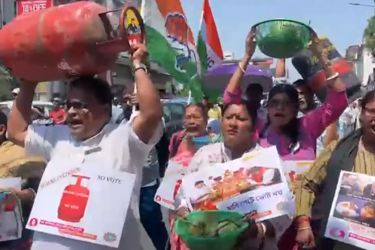 कोलकाता में LPG संकट, आधी रात से ऑटो स्टैंड पर लंबी कतारें, INTUC का सिलेंडर लेकर प्रतिबंध मार्च 14 Kolkata LPG crisis auto stand queues: आधी रात से ऑटो स्टैंड पर लाइनें, INTUC का सिलेंडर लेकर BJP दफ्तर तक विरोध मार्च।