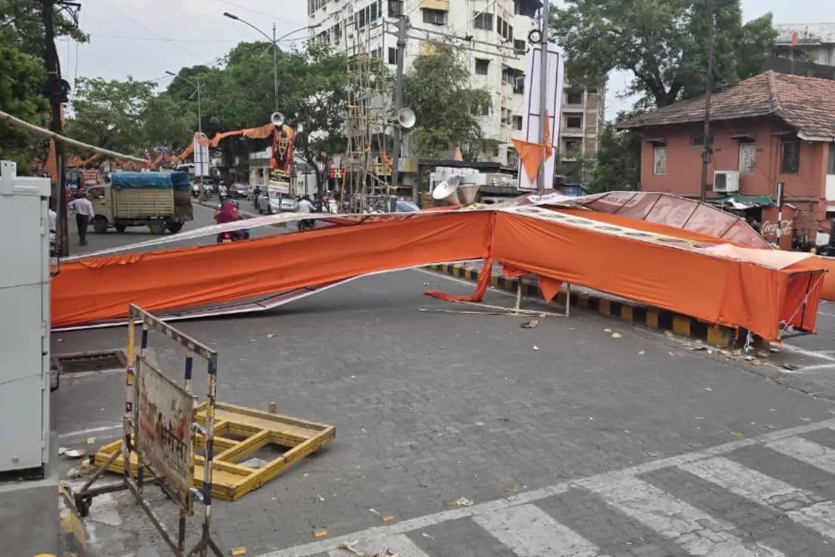 Nagpur Agyaram Devi Chowk gate collapse 2026: नागपुर के आग्याराम देवी चौक पर तेज हवा से स्वागत द्वार गिरा, दो लोग घायल
