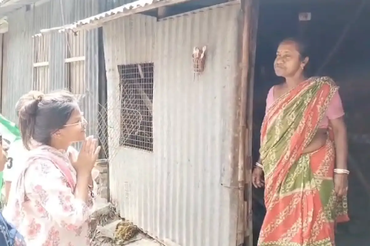 North 24 Parganas News: बागदा में तृणमूल प्रत्याशी मधुपर्णा ठाकुर का घर-घर प्रचार, कहा - "BJP ने आम लोगों के वोट काटे, जनता जवाब देगी" 12 Bagdah Assembly election TMC candidate Madhuparnа Thakur campaign: बागदा विधानसभा की तृणमूल प्रत्याशी मधुपर्णा ठाकुर ने मनोहरपुर गांव में घर-घर प्रचार किया, धान फैलाया और BJP पर वोट काटने का आरोप लगाया।