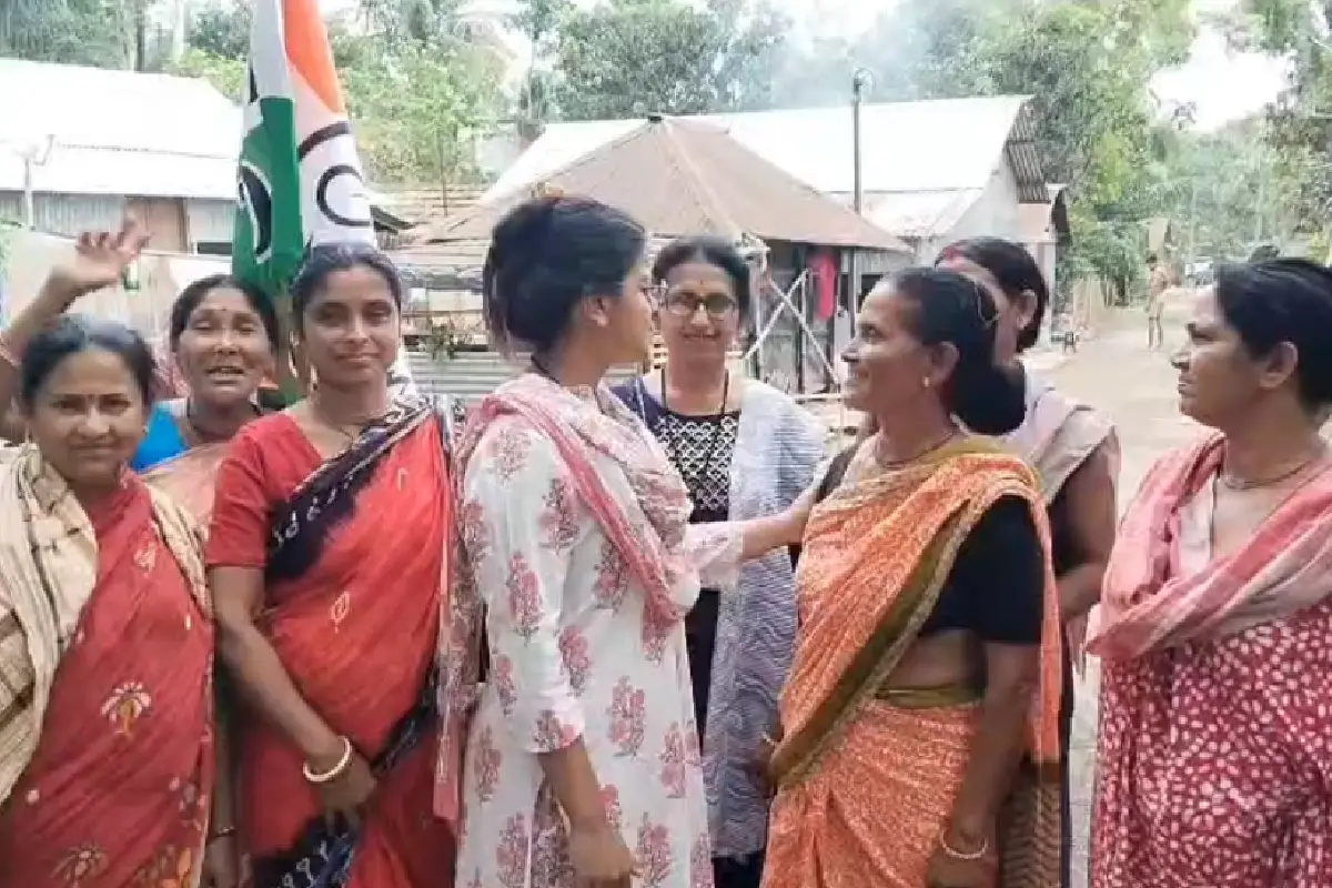 North 24 Parganas News: बागदा में तृणमूल प्रत्याशी मधुपर्णा ठाकुर का घर-घर प्रचार, कहा - "BJP ने आम लोगों के वोट काटे, जनता जवाब देगी" 11 Bagdah Assembly election TMC candidate Madhuparnа Thakur campaign: बागदा विधानसभा की तृणमूल प्रत्याशी मधुपर्णा ठाकुर ने मनोहरपुर गांव में घर-घर प्रचार किया, धान फैलाया और BJP पर वोट काटने का आरोप लगाया।