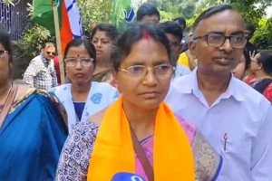 पानिहाटी के वार्ड 33 में प्रचार के दौरान लोगों ने सड़क और नाली को लेकर जताई नाराजगी