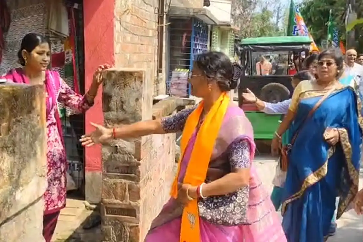 Panihati Ward 33 BJP campaign Ratna Debnath: पानिहाटी में प्रचार के दौरान सड़क और नाली को लेकर लोगों की शिकायतें सामने आईं