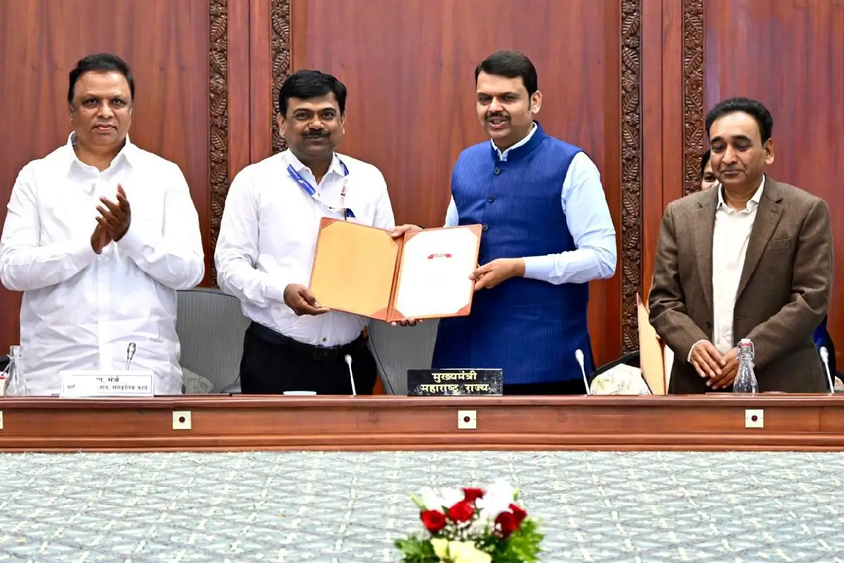 नागपुर को ई-गवर्नेंस मुहिम में तिहरा सम्मान - राजस्व, पुलिस और जिला परिषद को मिले प्रथम व द्वितीय पुरस्कार 12 Nagpur e-governance award Maharashtra: महाराष्ट्र की 150 दिन की ई-गवर्नेंस मुहिम में नागपुर को तिहरा सम्मान। मुख्यमंत्री फडणवीस ने सह्याद्री अतिथि गृह में किया पुरस्कृत।