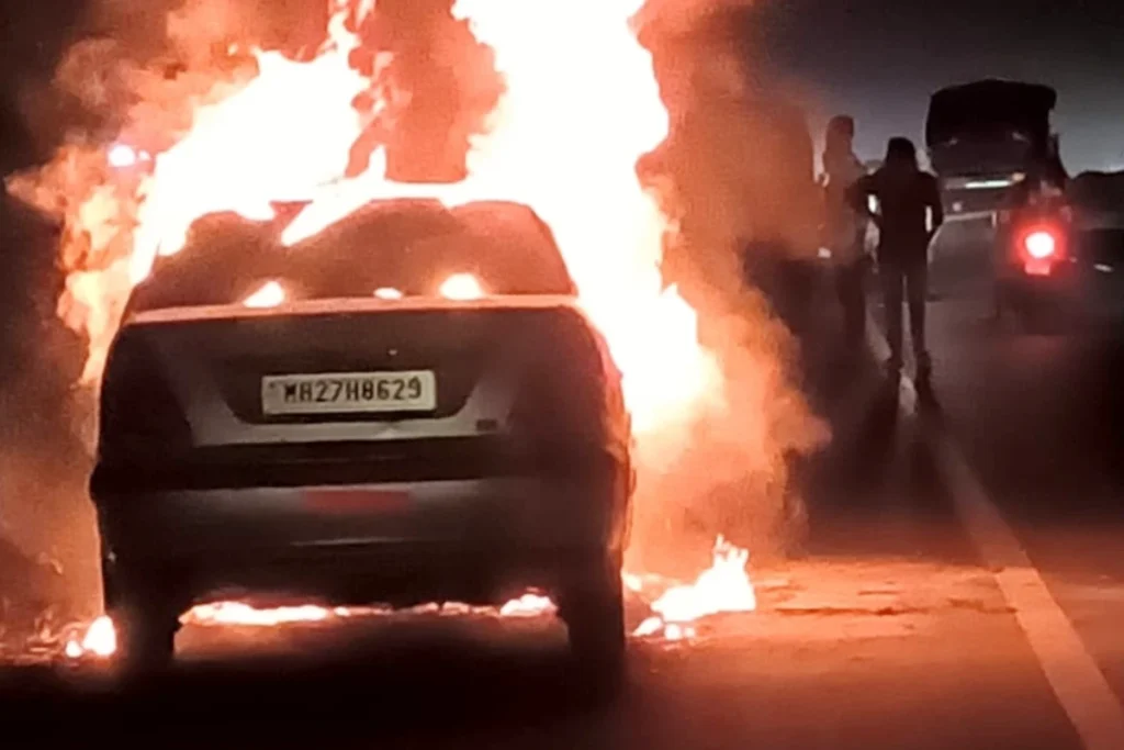Amravati: NH-47 पर चलती इंडिगो कार में लगी आग, पांढरकवडा के ठेकेदार कैलास कच्छवे बाल-बाल बचे