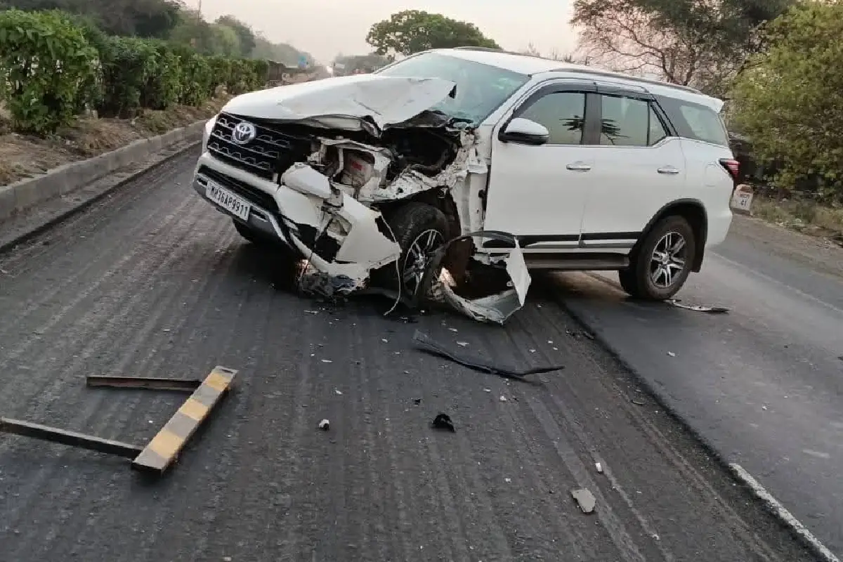 भंडारा से नागपुर मार्ग पर सांसद डॉ. पडोळे की गाड़ी को ट्रक ने मारी टक्कर, बाल-बाल बचे, हल्दीराम चौक पर तीसरा हादसा 13 MP Dr. Padole car accident Nagpur Bhandara highway: भंडारा-नागपुर मार्ग पर हल्दीराम के पास ट्रक ने सांसद डॉ. पडोळे की गाड़ी को टक्कर मारी। वे बाल-बाल बचे, पुलिस जांच जारी।