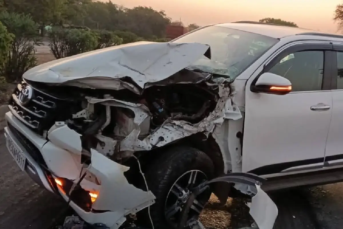 भंडारा से नागपुर मार्ग पर सांसद डॉ. पडोळे की गाड़ी को ट्रक ने मारी टक्कर, बाल-बाल बचे, हल्दीराम चौक पर तीसरा हादसा 12 MP Dr. Padole car accident Nagpur Bhandara highway: भंडारा-नागपुर मार्ग पर हल्दीराम के पास ट्रक ने सांसद डॉ. पडोळे की गाड़ी को टक्कर मारी। वे बाल-बाल बचे, पुलिस जांच जारी।