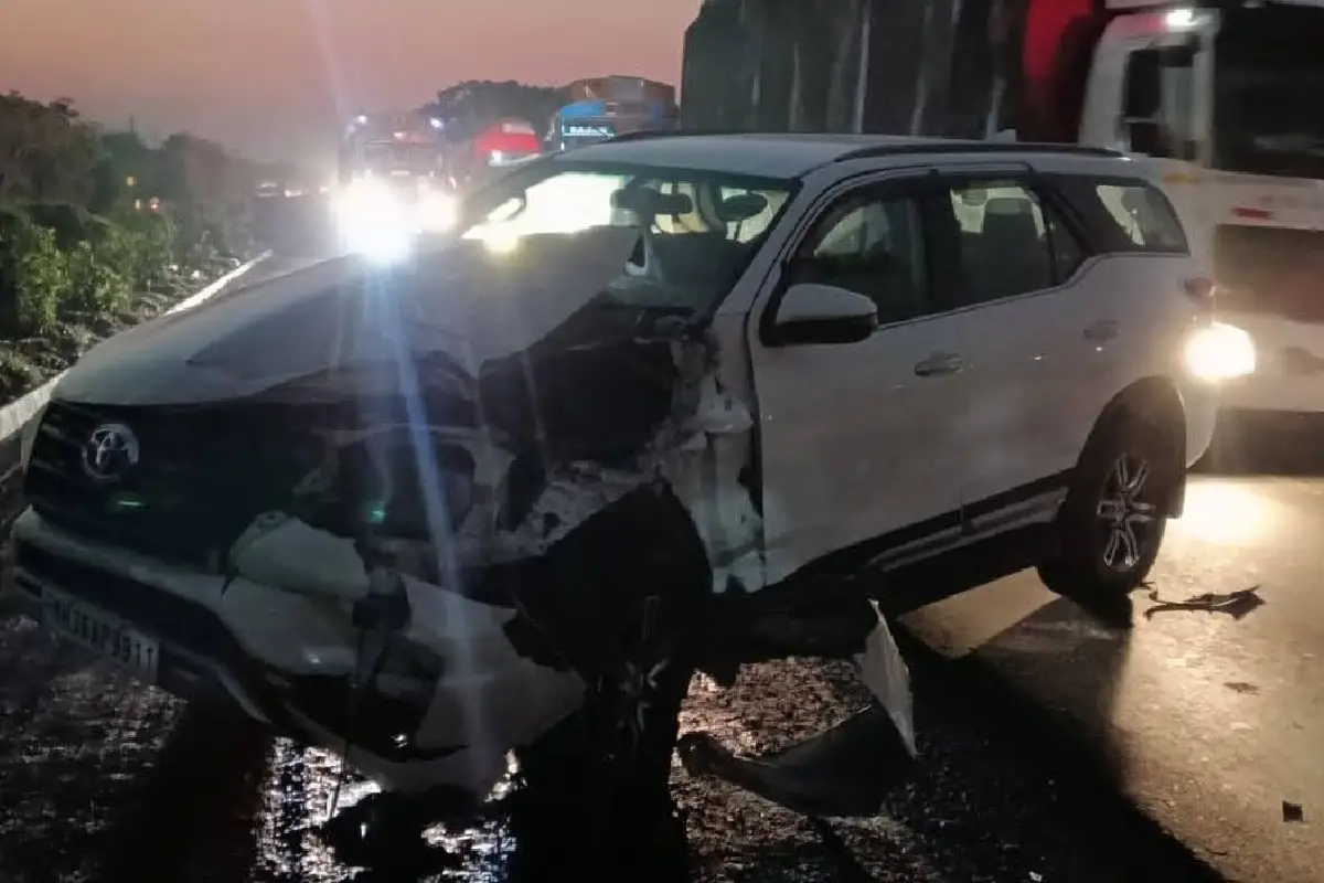 MP Dr. Padole car accident Nagpur Bhandara highway: भंडारा-नागपुर मार्ग पर हल्दीराम के पास ट्रक ने सांसद डॉ. पडोळे की गाड़ी को टक्कर मारी। वे बाल-बाल बचे, पुलिस जांच जारी।