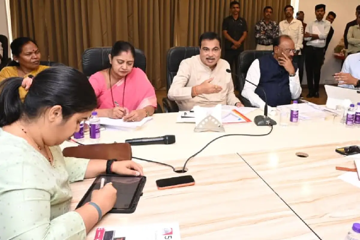 नागपुर, गडकरी का अल्टीमेटम - 8 दिनों में हटाएं फुटपाथों से अतिक्रमण, सौंपें रिपोर्ट 12 Nagpur encroachment removal Gadkari order: केंद्रीय मंत्री गडकरी ने नागपुर में 8 दिनों में अतिक्रमण हटाने के निर्देश दिए, पानी की लीकेज और नदी प्रदूषण पर भी जताई नाराजगी।