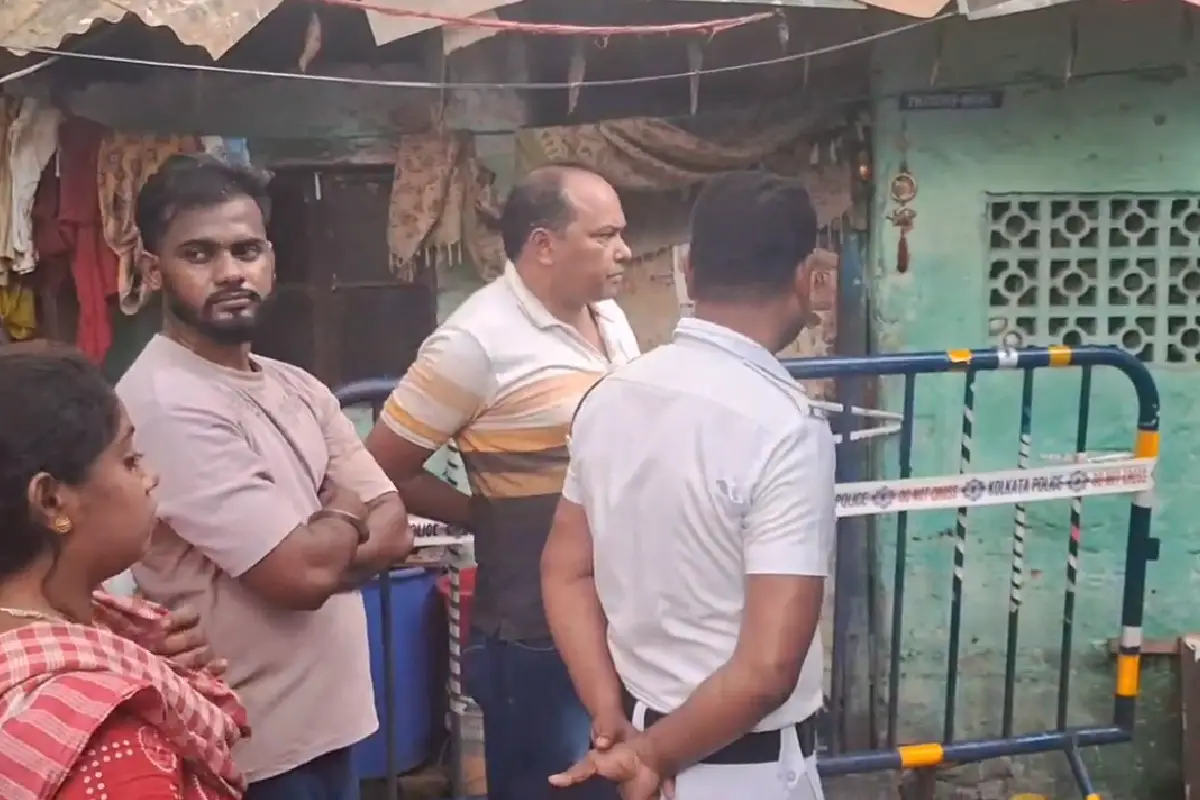 कोलकाता, घरेलू विवाद में पति ने चाकू से की पत्नी की हत्या, बेटी की शिकायत पर गिरफ्तार - कासबा थाना 12 Kolkata domestic violence murder Kasba: कोलकाता के बोसपुकुर रोड में पति ने चाकू से पत्नी की हत्या की। बेटी की शिकायत पर आरोपी गिरफ्तार। कासबा थाना केस नं. 161/2026