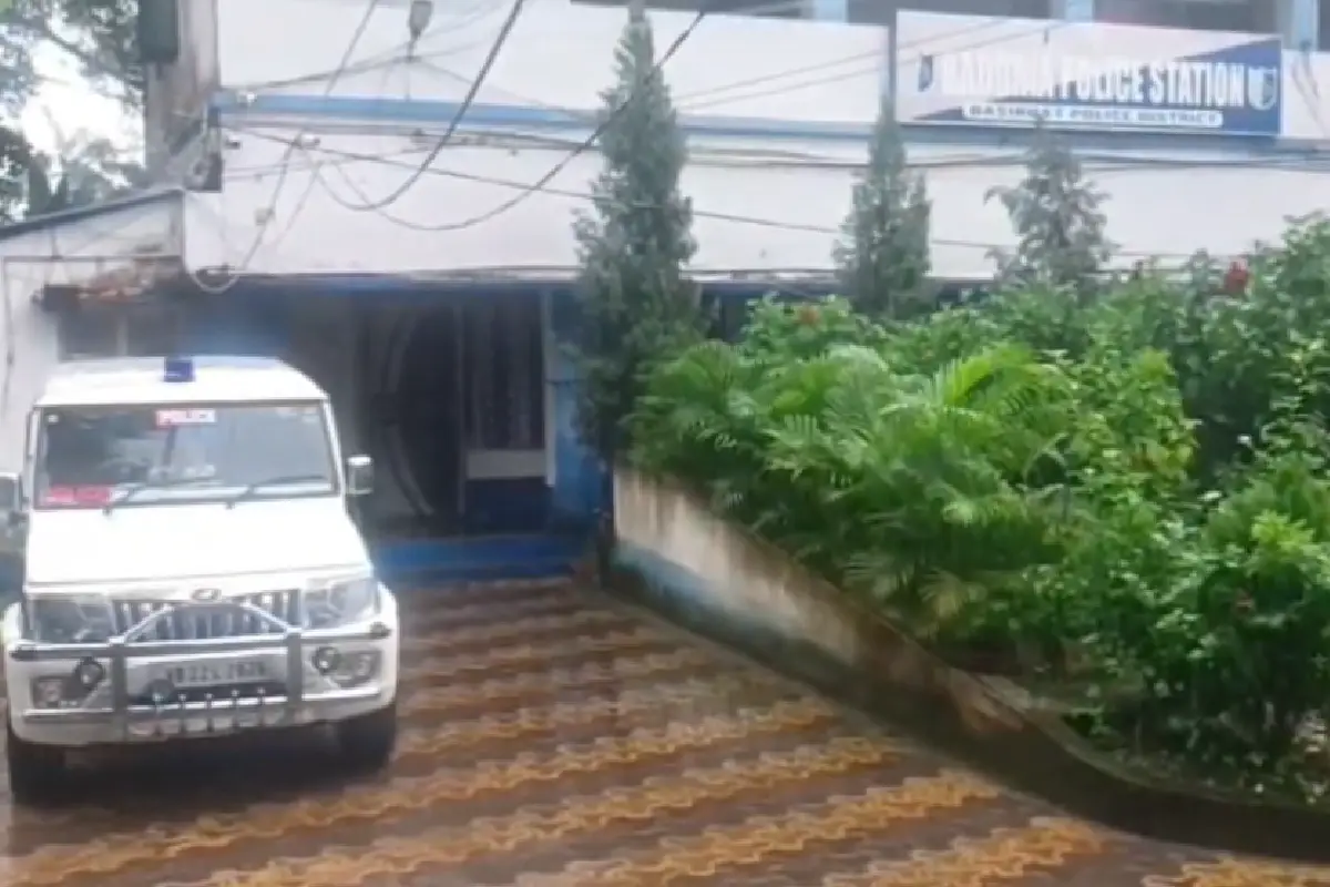 North 24 Parganas News: घर में रास्ता बनाने के विवाद में चाचा ने भतीजे को चाकू मारा, मौत - बशीरहाट के रायपुर गांव की घटना 13 uncle kills nephew in land dispute Basirhat West Bengal: बशीरहाट के रायपुर गांव में जमीन विवाद में चाचा ने भतीजे शमीम मंडल (42) को चाकू घोंपा, अस्पताल में मौत। इलाके में शोक की लहर।