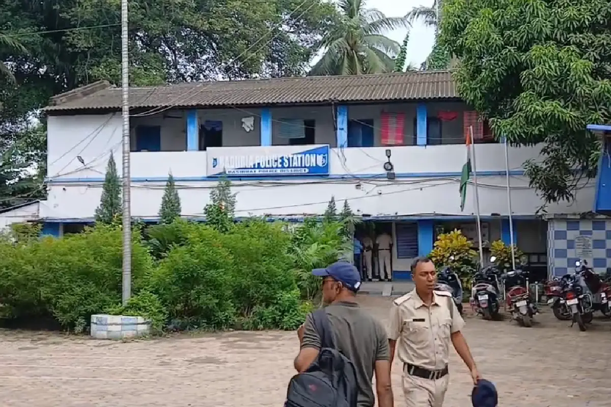 North 24 Parganas News: घर में रास्ता बनाने के विवाद में चाचा ने भतीजे को चाकू मारा, मौत - बशीरहाट के रायपुर गांव की घटना 14 uncle kills nephew in land dispute Basirhat West Bengal: बशीरहाट के रायपुर गांव में जमीन विवाद में चाचा ने भतीजे शमीम मंडल (42) को चाकू घोंपा, अस्पताल में मौत। इलाके में शोक की लहर।